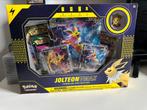 Jolteon vmax premium collectie box, Hobby en Vrije tijd, Verzamelkaartspellen | Pokémon, Ophalen of Verzenden, Zo goed als nieuw