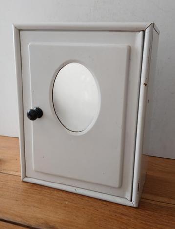 Oud brocante metalen medicijnkastje met spiegeltje  beschikbaar voor biedingen