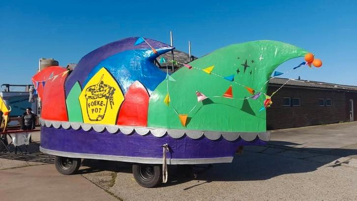 Mooie carnavalswagen in de vorm van een prinsensteek, Hobby en Vrije tijd, Overige Hobby en Vrije tijd, Gebruikt, Ophalen