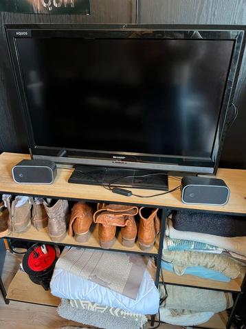 Sharp TV met afstandsbediening beschikbaar voor biedingen