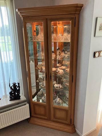 Hoek vitrine kast met verlichting en glazen schappen beschikbaar voor biedingen
