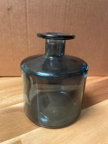 Klein blauwgroen vaasje beschikbaar voor biedingen