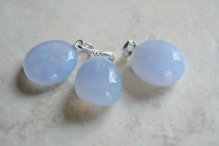 Chalcedoon hanger met zilver hanger oogje, Verzamelen, Mineralen en Fossielen, Mineraal, Ophalen of Verzenden