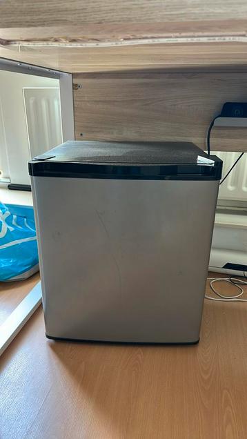 Mini koelkast, inclusied plankje  beschikbaar voor biedingen