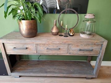 Mooie robuuste sidetable, in perfecte staat.  beschikbaar voor biedingen