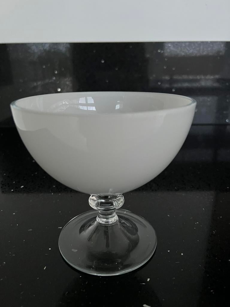 Glazen Schaal op voet, Huis en Inrichting, Woonaccessoires | Schalen en Manden, Ophalen of Verzenden, Zo goed als nieuw, Rond