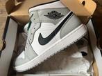 Nike Air Jordan 1 Mid Smoke Grey - Black/white - Maat 43, Kleding | Heren, Schoenen, Overige kleuren, Verzenden, Nike, Nieuw