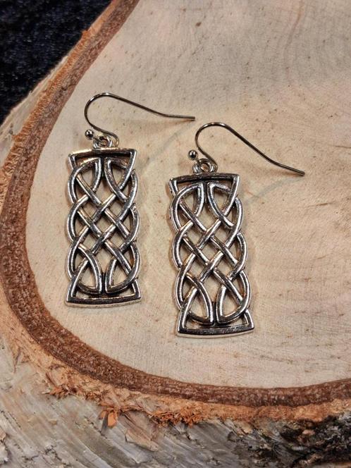 zilverkleurige oorbellen rechthoekig Keltische knoop, Sieraden, Tassen en Uiterlijk, Oorbellen, Nieuw, Overige materialen, Zilver