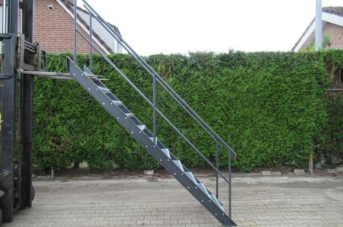 04146 Stalen trap hoogte 220cm. Gebruikt., Doe-het-zelf en Verbouw, Ladders en Trappen, Gebruikt, 2 tot 4 meter, Ophalen