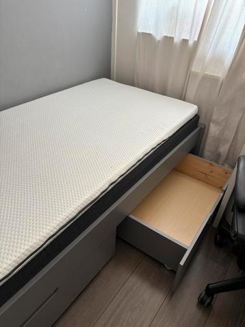 Een persoons bed. + lades en lattenbodem