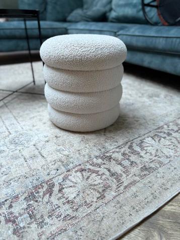 Bijzettafeltje/poef beschikbaar voor biedingen