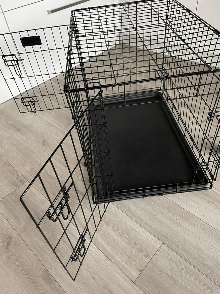 Bench. Hond. 76 x 47 x  54 zwart. 2 deuren., Dieren en Toebehoren, Hondenhokken, Zo goed als nieuw, Minder dan 65 cm, 75 tot 110 cm