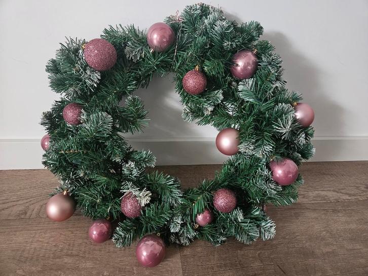 Kerstkrans met verlichting en roze kerstballen, Diversen, Kerst, Zo goed als nieuw, Ophalen of Verzenden