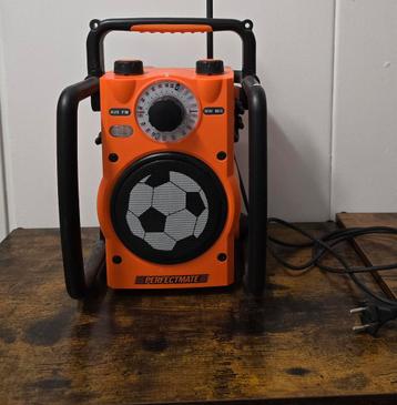 Radio (bouwplaats) , oranje met voetbal beschikbaar voor biedingen