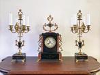 Antieke pendule met twee kandelaars, marmer met brons, 1880, Antiek en Kunst, Antiek | Klokken, Ophalen