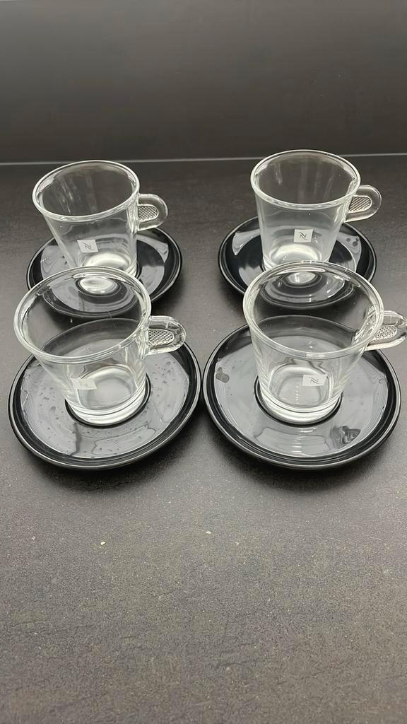4 x Nespresso kop en schotel, Huis en Inrichting, Keuken | Servies, Zo goed als nieuw, Kop(pen) en/of Schotel(s), Overige stijlen