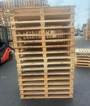 Grote houten pallets 110x135 beschikbaar voor biedingen