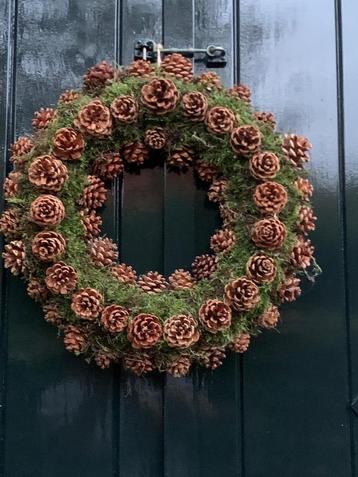 Mooie decoratieve krans met dennenappels ca. 50 cm doorsnee beschikbaar voor biedingen