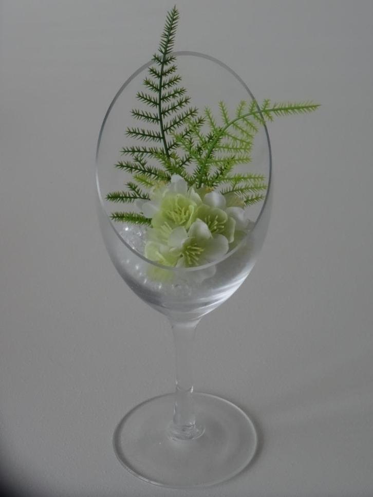 Bloesem, aspergetakjes en decoratieparels in schuin wijnglas, Huis en Inrichting, Woonaccessoires | Kunstplanten en Kunstbloemen