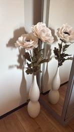 Vaas(wit) met 2 kunstbloemen anemoon(heel licht zalm roze), Ophalen of Verzenden, Zo goed als nieuw, Overige kleuren, Glas