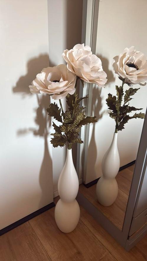 Vaas(wit) met 2 kunstbloemen anemoon(heel licht zalm roze), Huis en Inrichting, Woonaccessoires | Vazen, Zo goed als nieuw, Overige kleuren