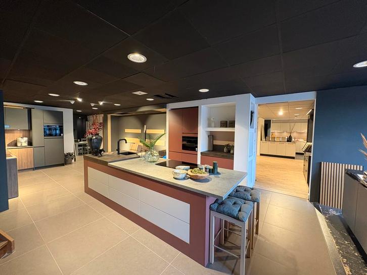 Showroom Hacker Scala Amarant - Topsoft Satijn Greeploos, Huis en Inrichting, Keuken | Complete keukens, Nieuw, Overige typen