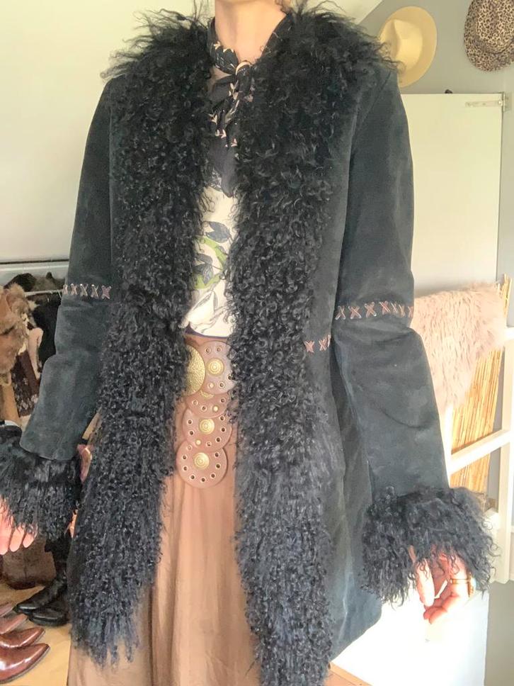 Naf Naf lammy coat L bohemian mongolian fur jas, Kleding | Dames, Jassen | Winter, Zo goed als nieuw, Maat 42/44 (L), Zwart, Ophalen of Verzenden