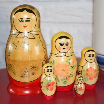 matroesjka in totaal vijf poppetjes beschikbaar voor biedingen