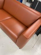 Moderne bruine lederen tweezitsbank, Huis en Inrichting, Banken | Bankstellen, Ophalen, 150 tot 200 cm, Rechte bank, Modern