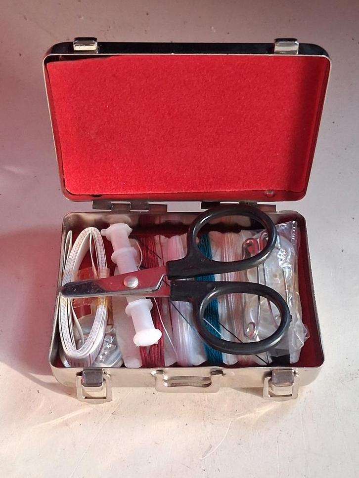 Vintage Miniatuur Naaikoffertje, Antiek en Kunst, Antiek | Woonaccessoires, Ophalen of Verzenden