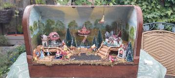 Mini efteling in antieke naaimachine koffer beschikbaar voor biedingen