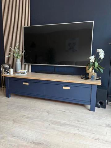 GRATIS. Tv meubel. Eiken. 198cm lang.