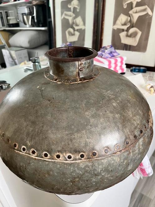 Oude ijzeren kruikvaas uit India, Huis en Inrichting, Woonaccessoires | Vazen, Gebruikt, Overige kleuren, Minder dan 50 cm, Overige materialen