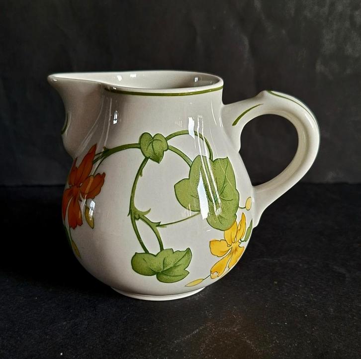 Villeroy & Boch vitro porseleinen roomkannetje. Geranium., Huis en Inrichting, Keuken | Servies, Zo goed als nieuw, Overige stijlen