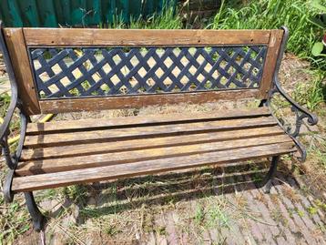 Mooie gietijzeren tuinbank beschikbaar voor biedingen