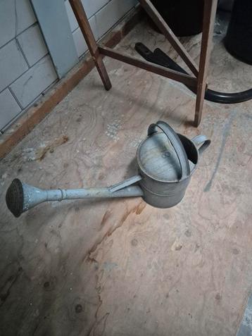 Vintage IJzeren Gieter beschikbaar voor biedingen