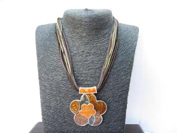 Mooie metalen hanger met koordjes. 8960 beschikbaar voor biedingen