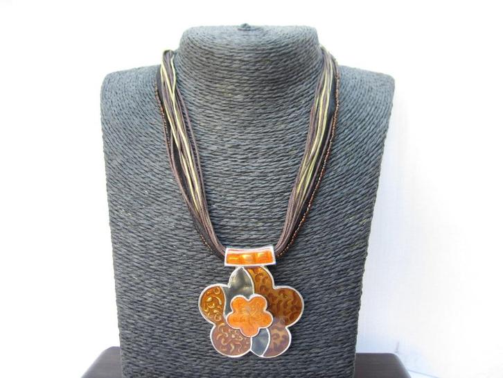 Mooie metalen hanger met koordjes. 8960, Sieraden, Tassen en Uiterlijk, Kettingen, Zo goed als nieuw, Overige materialen, Zilver