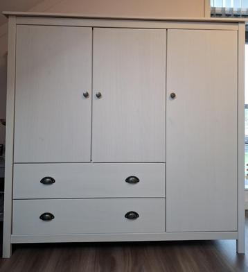 (Kinder-) kledingkast   (143 x 137 cm) beschikbaar voor biedingen