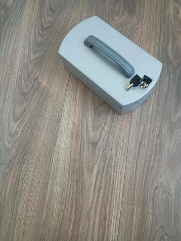 KLUISJE. Voor bv montage onder de bank van caravan, camper  beschikbaar voor biedingen