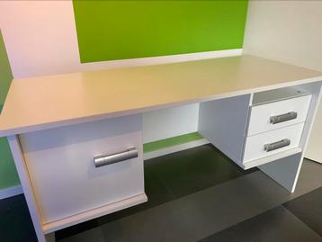 Mooi wit bureau (evt met bureaustoel) beschikbaar voor biedingen