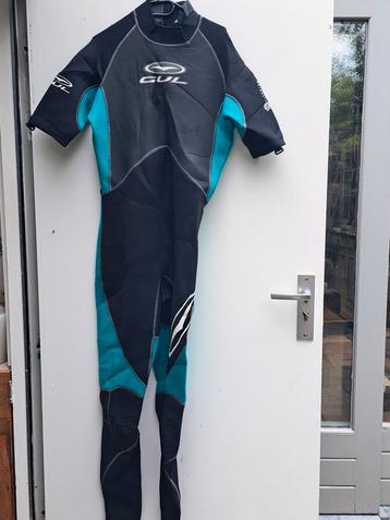 Wetsuit maat XL maar valt iets kleiner uit. beschikbaar voor biedingen