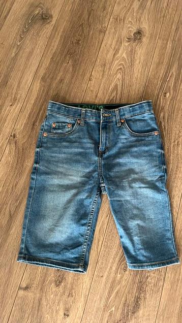 Levi’s en nike korte broek maat 12a / 152 beschikbaar voor biedingen