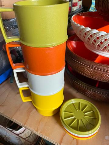 Vintage tupperware bekers beschikbaar voor biedingen