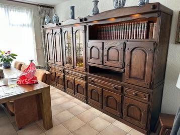 Eijen houten wandkast in 3 delen beschikbaar voor biedingen