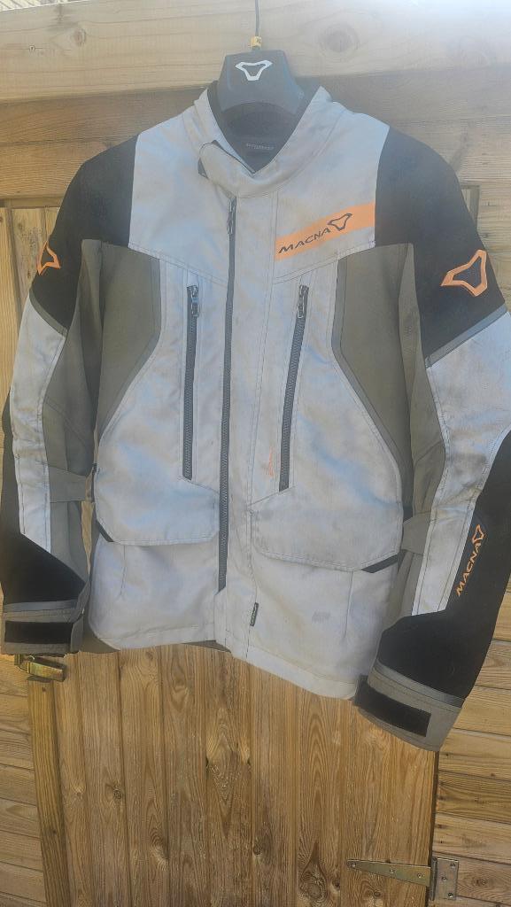 Macna Epitude motorjas Maat L met D3O rugbeschermer, Motoren, Kleding | Motorkleding, Jas | textiel, Heren, Tweedehands, Ophalen