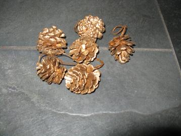 Dennenappeltjes (goudkleur) (0228) beschikbaar voor biedingen