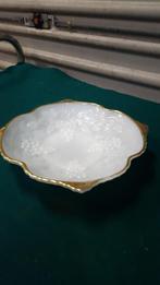 Schaal, sier schaal van wit glas met goudkleurige rand op vo, Ophalen of Verzenden, 'T Olde Gre-j, Info@toldegrej.nl, Endepoelstraat 20f Didam