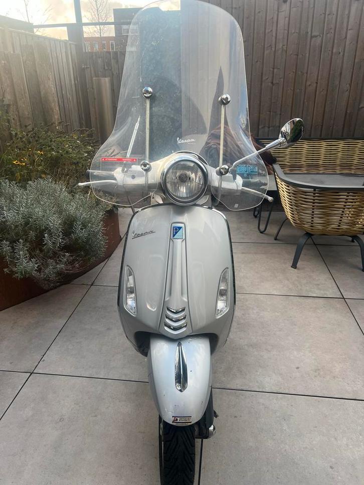 Vespa Primavera 70th Anniversary Snor 4T 2016 zilver, Fietsen en Brommers, Scooters | Vespa, Gebruikt, Overige modellen, Maximaal 25 km/u