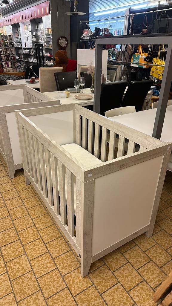Lichte grijs babybed met matras, Ophalen, Jongetje of Meisje, Ontbekend, Zo goed als nieuw